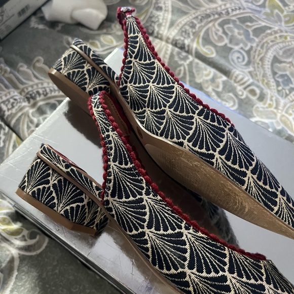 Chinese Laundry Black and Cream Patterned low heel sling back size 8 - Picture 2 of 5